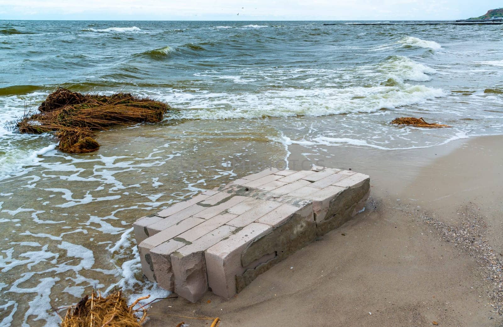 The explosion of the dam of the Kakhovka power plant, tons of floating debris and even foam concrete walls sailed to the beaches of Odessa by Hydrobiolog