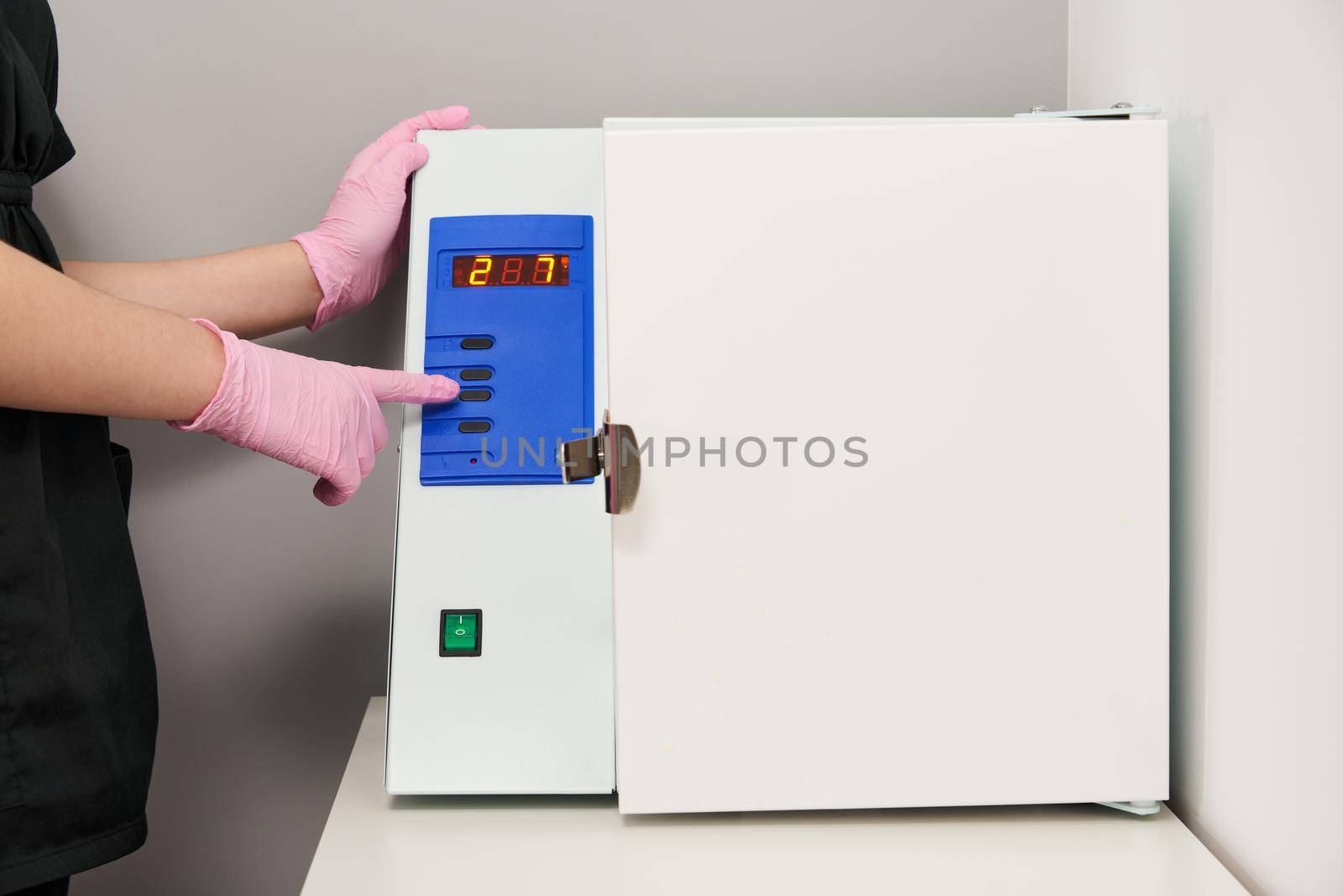 Sterilizing box. Sterilization of instruments and tools. Sterilization procedure. Steam autoclave.