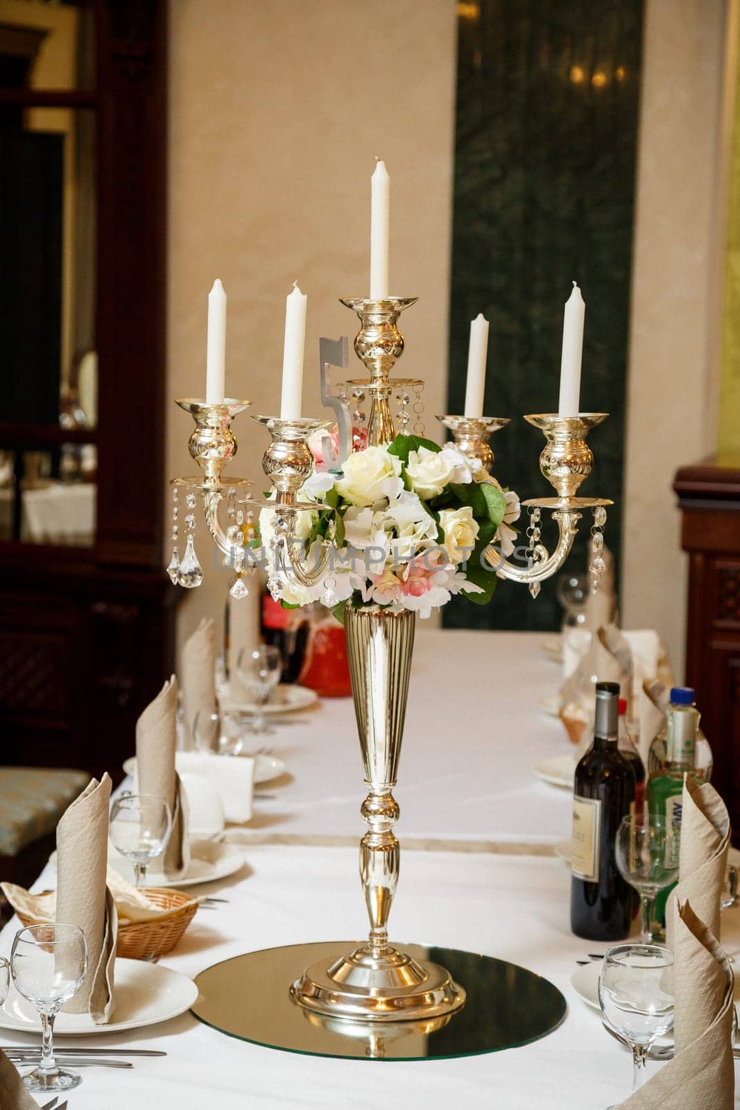 wedding decorations on the wedding day for the newlyweds