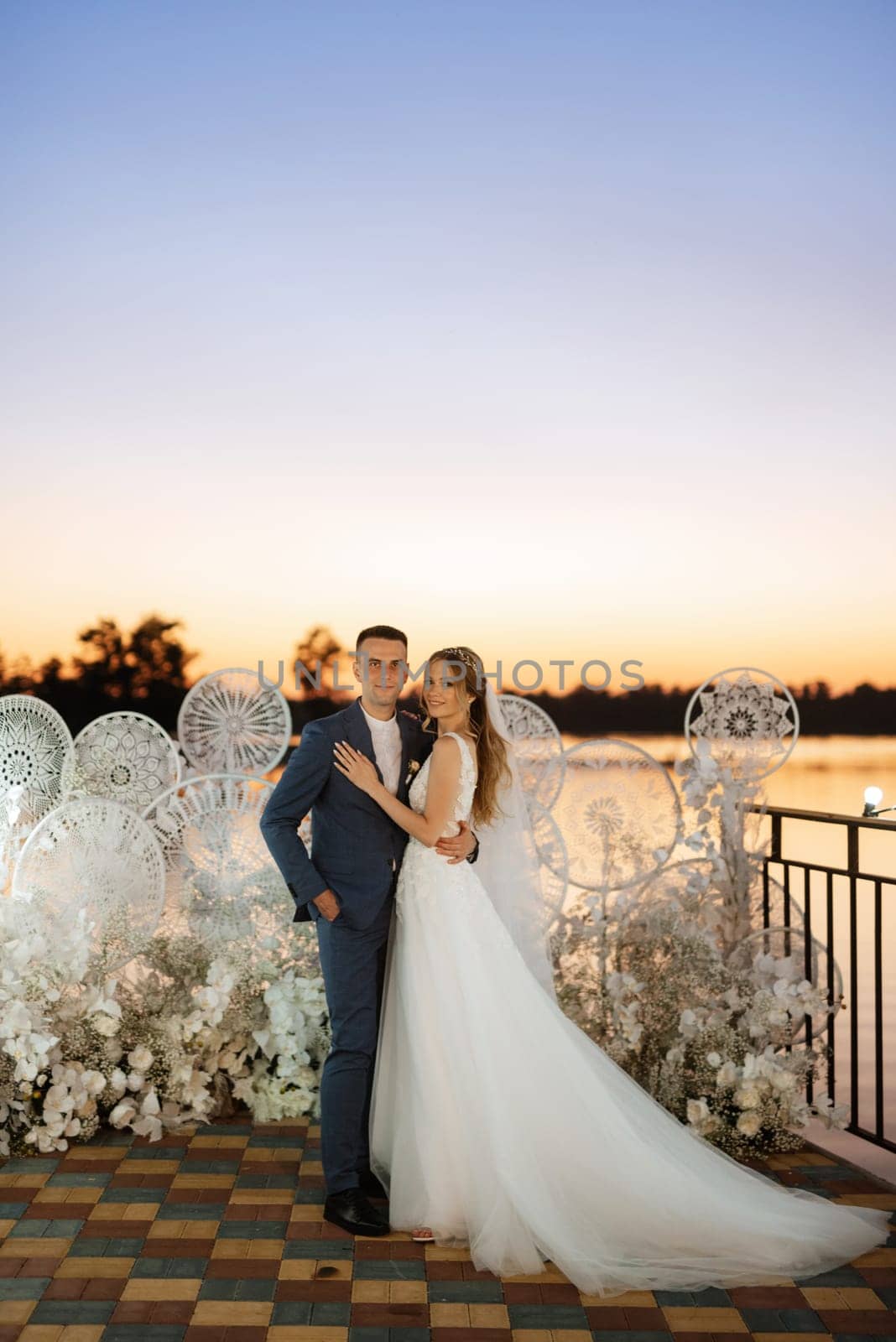 bride and groom against the backdrop of a yellow sunset by Andreua