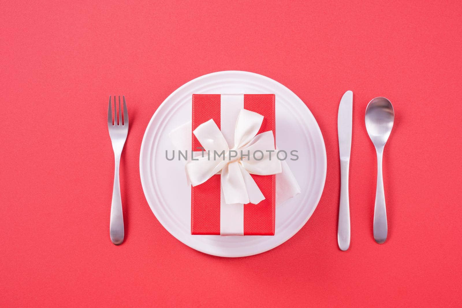 Valentine's Day design concept - Romantic plate dish in restaurant, holiday celebration meal promotion for couple and lover dating, top view, flat lay, overhead