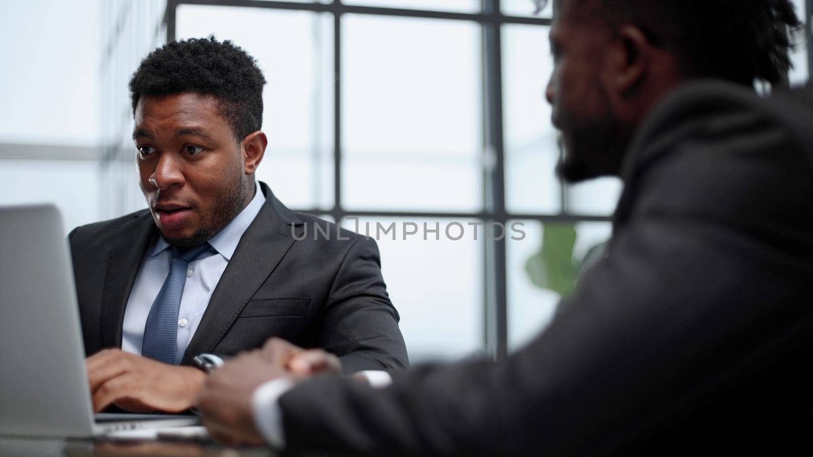 guy client discuss the terms of deposits and loans with an excellent online service