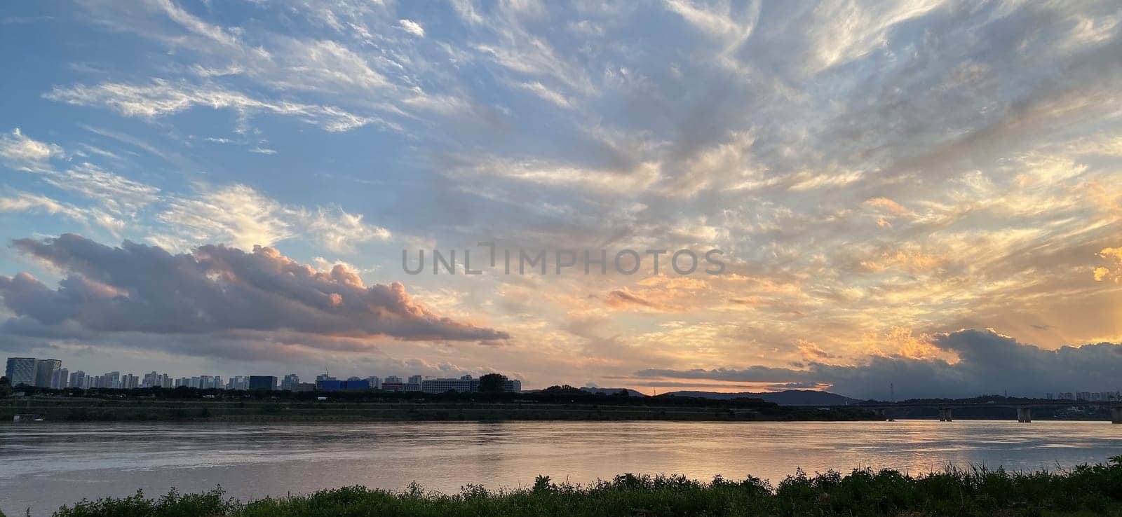 cloud,daytime,horizon,nature,river,sea,sky,water