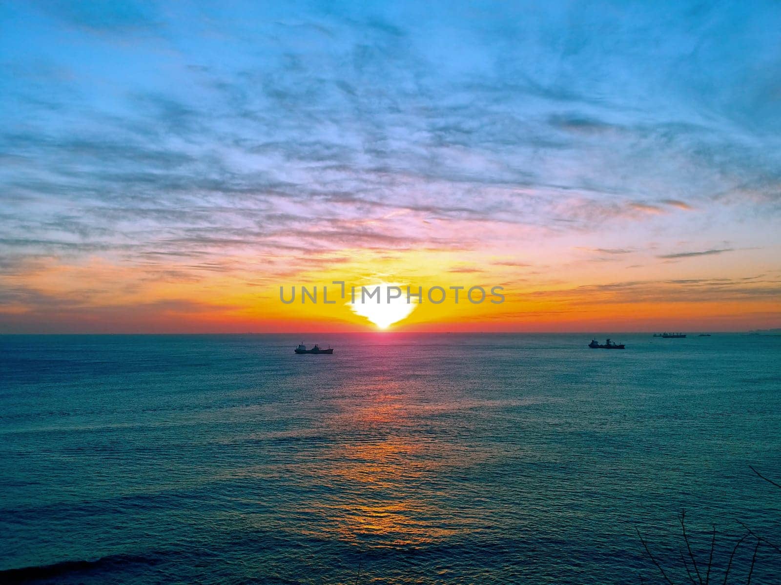 afterglow,calm,cloud,horizon,nature,ocean,sea,sky,sunrise,sunset by ogqcorp