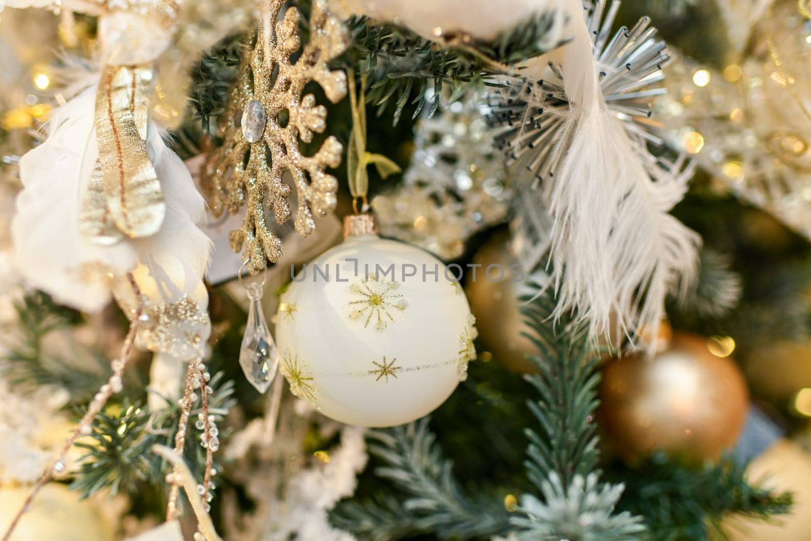 White ball toys hanging on a Christmas tree
