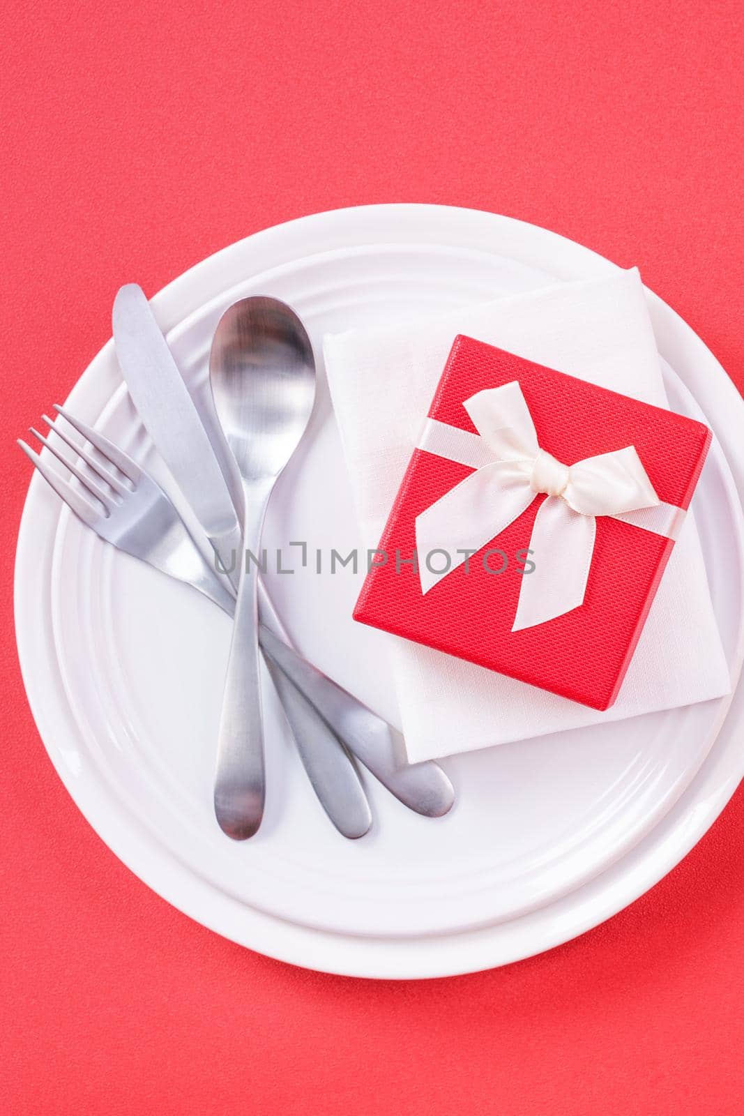 Valentine's Day design concept - Romantic plate dish in restaurant, holiday celebration meal promotion for couple and lover dating, top view, flat lay, overhead