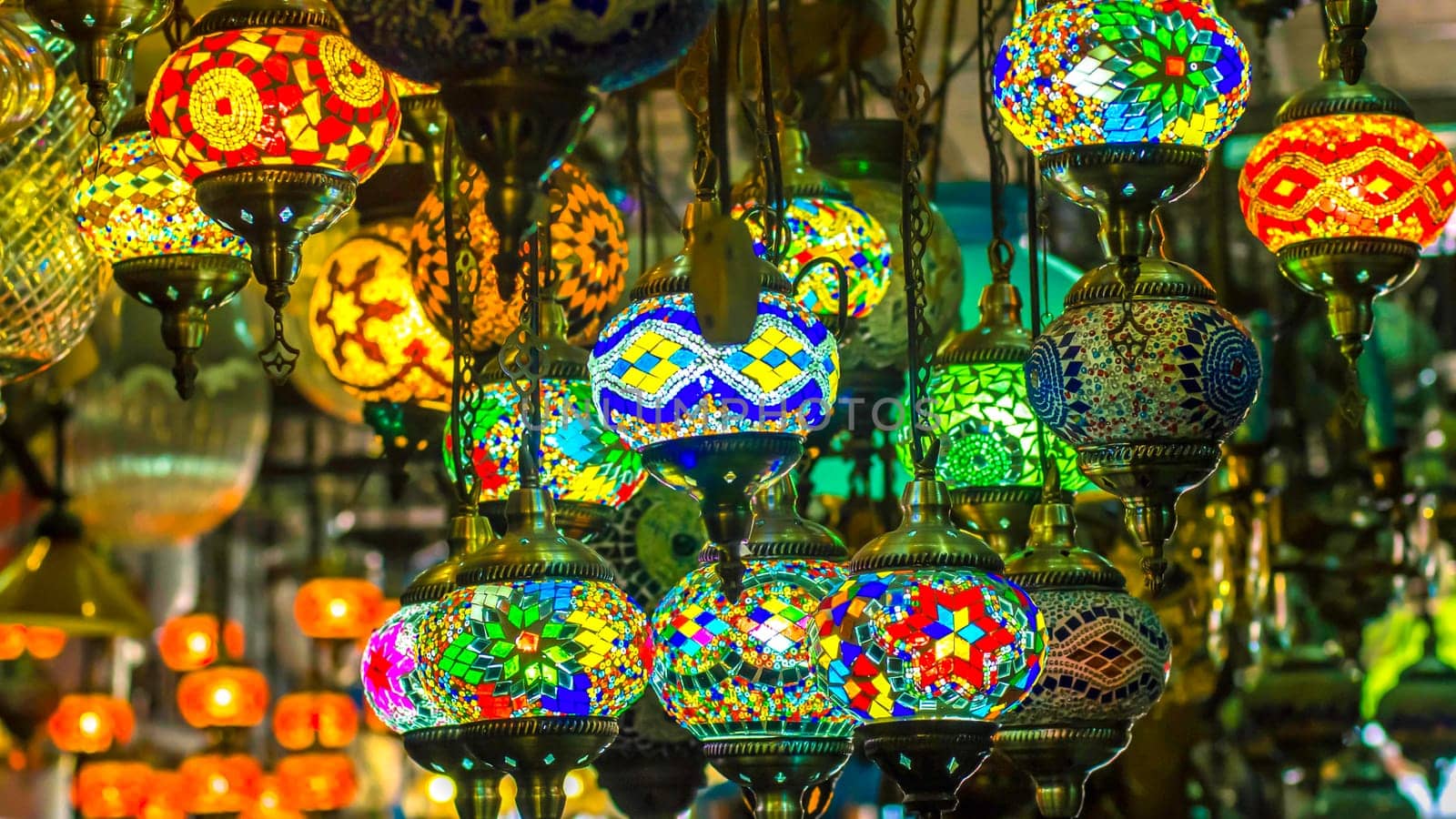 traditional handmade turkish lamps in souvenir shop. Mosaic of colored glass. Lampes orientales au Grand Bazar d'Istambul - Turquie