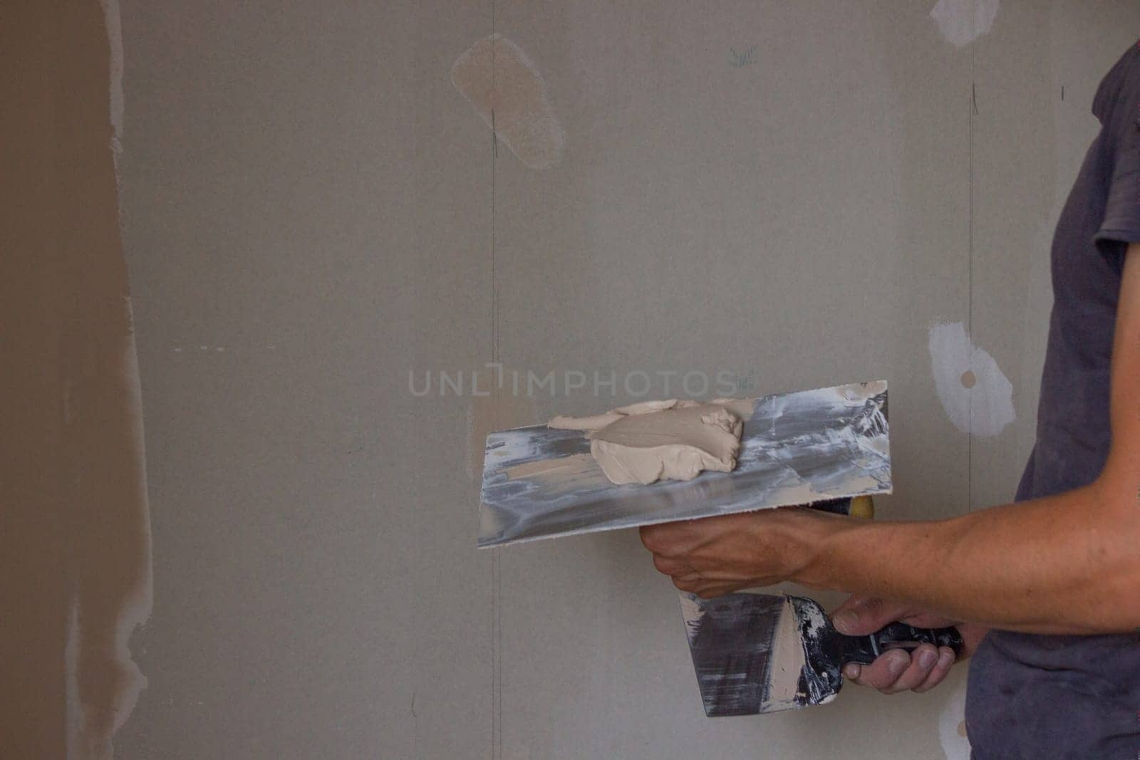 the master plasters the walls and ceiling. Selective focus