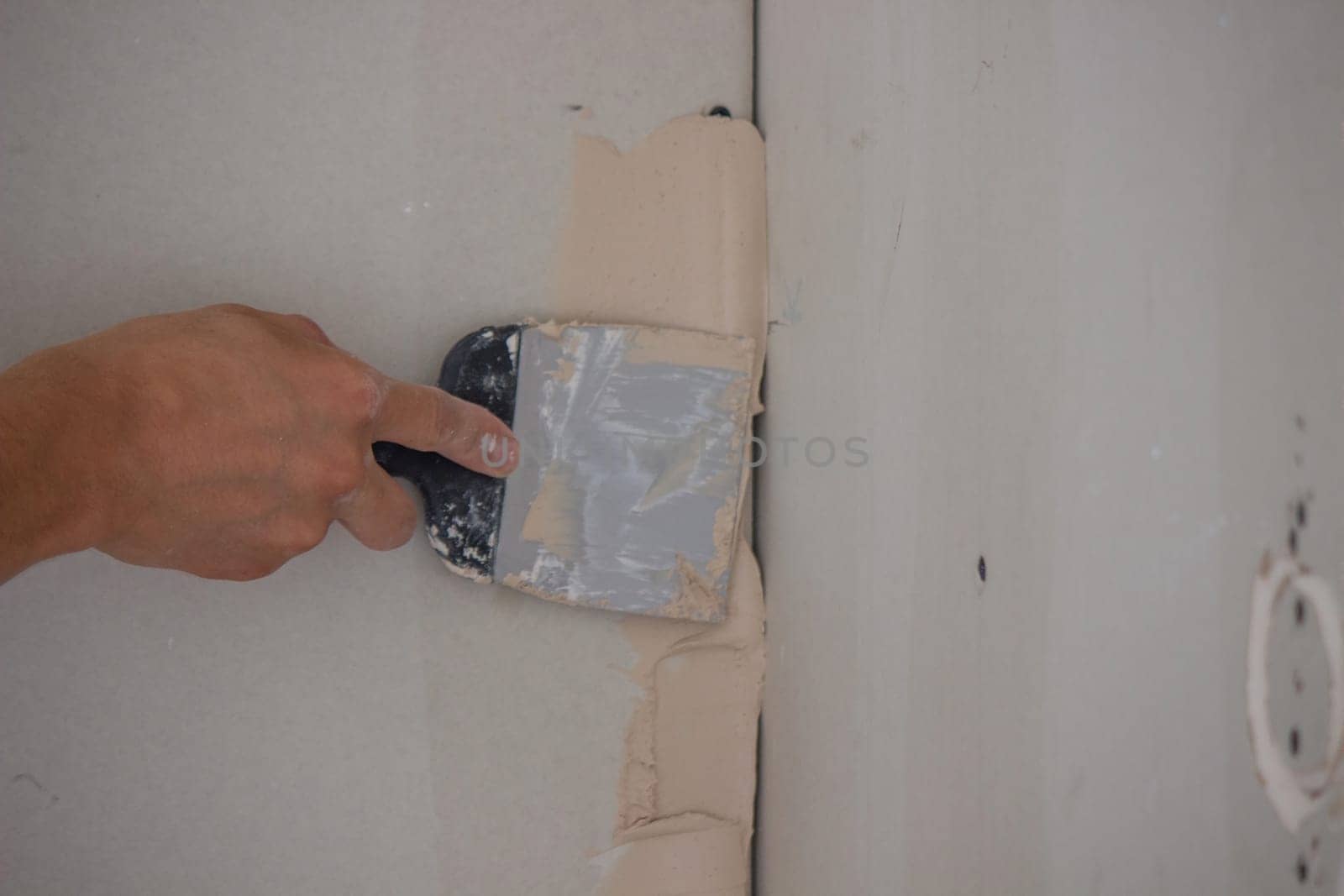 the master plasters the walls and ceiling. Selective focus