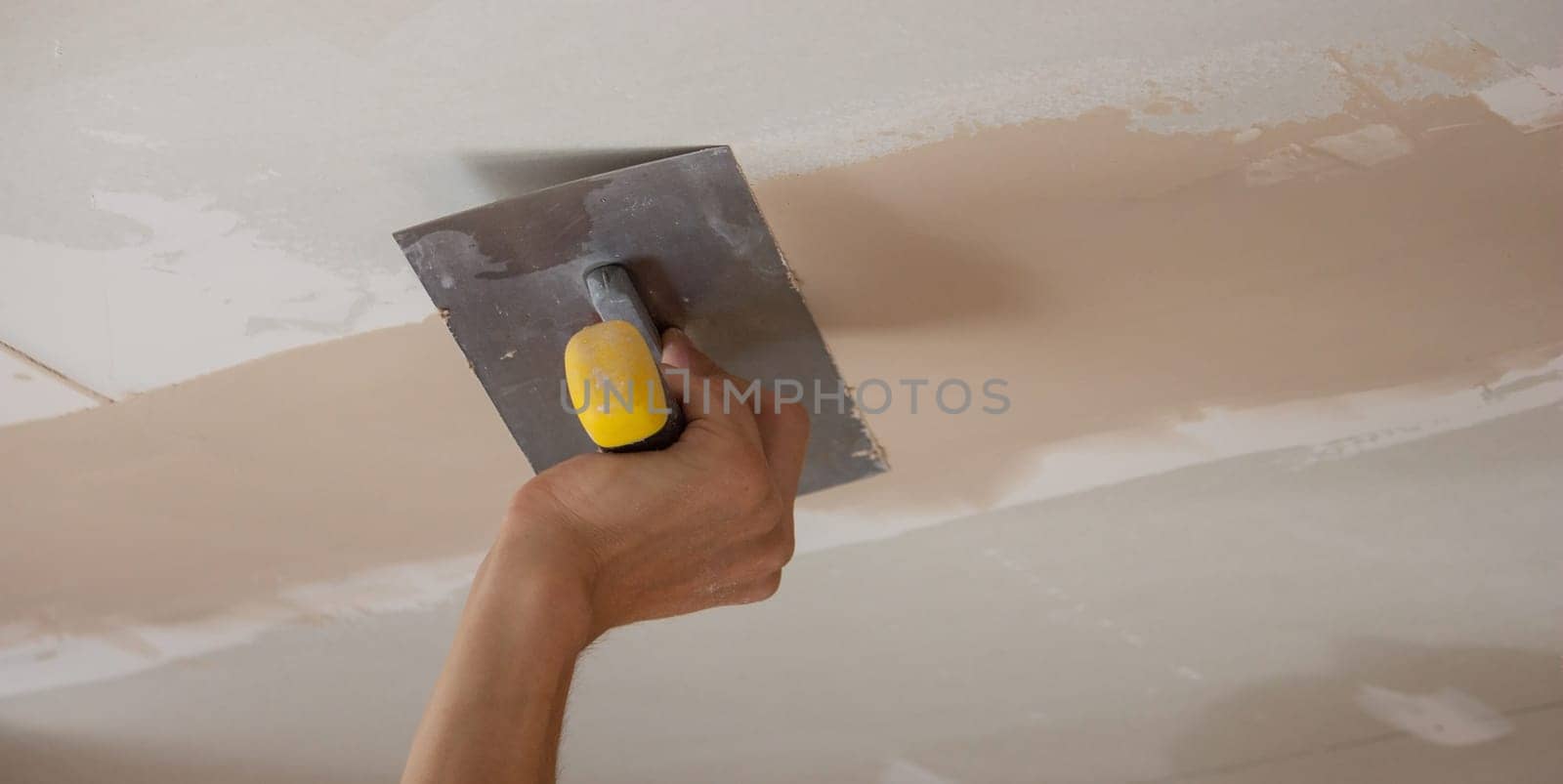 the master plasters the walls and ceiling. Selective focus