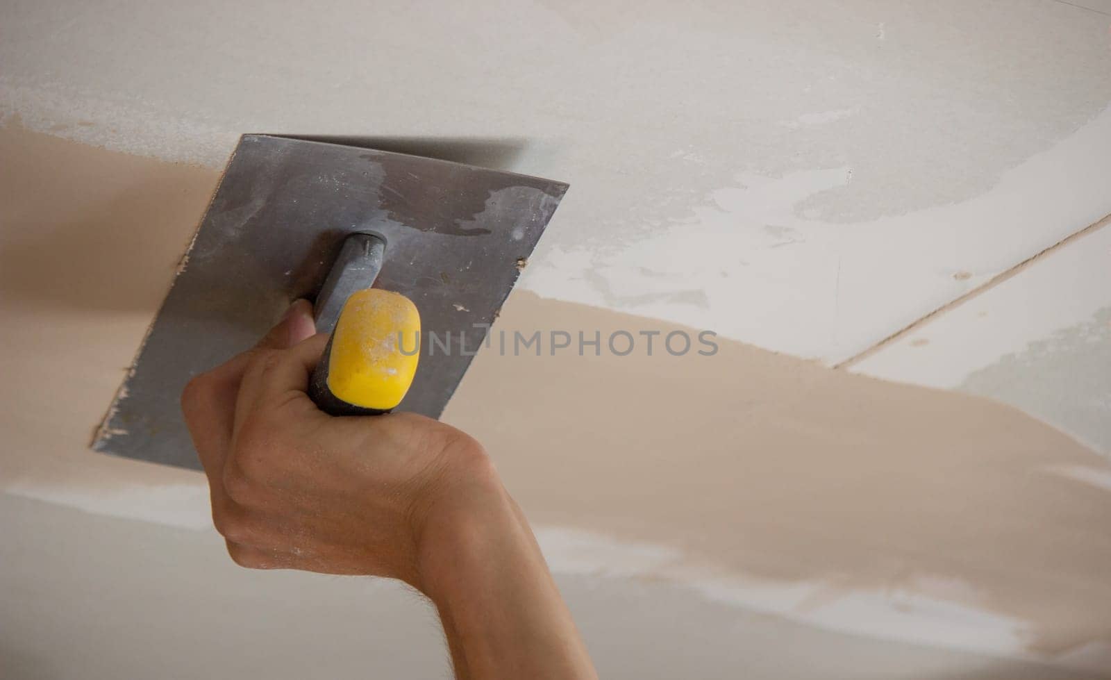 the master plasters the walls and ceiling. Selective focus
