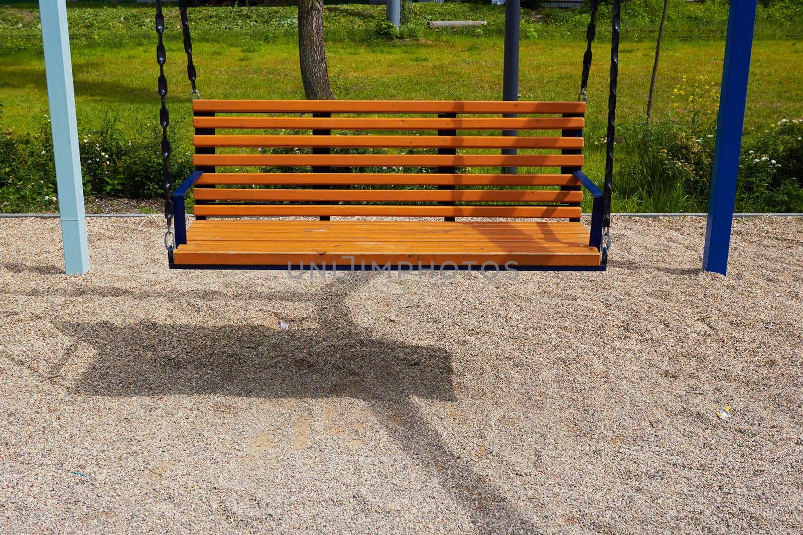 Photo wooden bench swing suspended. Place for rest by electrovenik