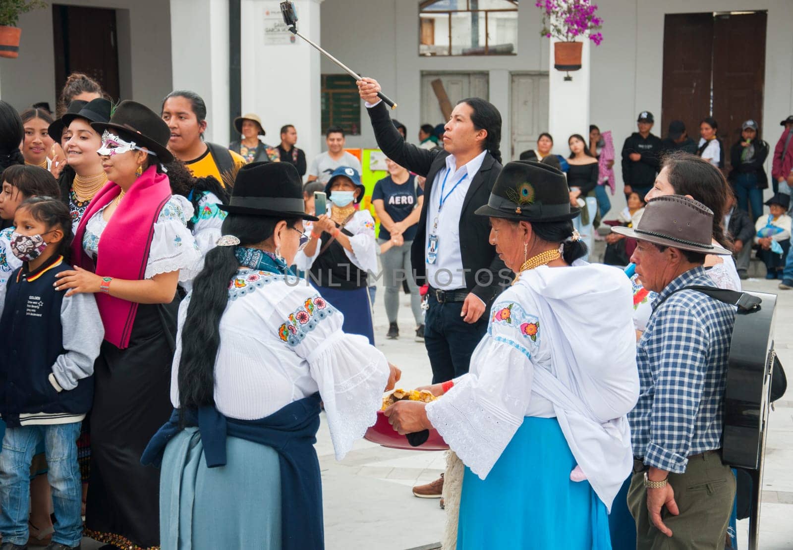 Otavalo, Ecuador - 24 de junio de 2023: indigenous broadcasting live the inti raymi event in otavalo ecuador. High quality photo