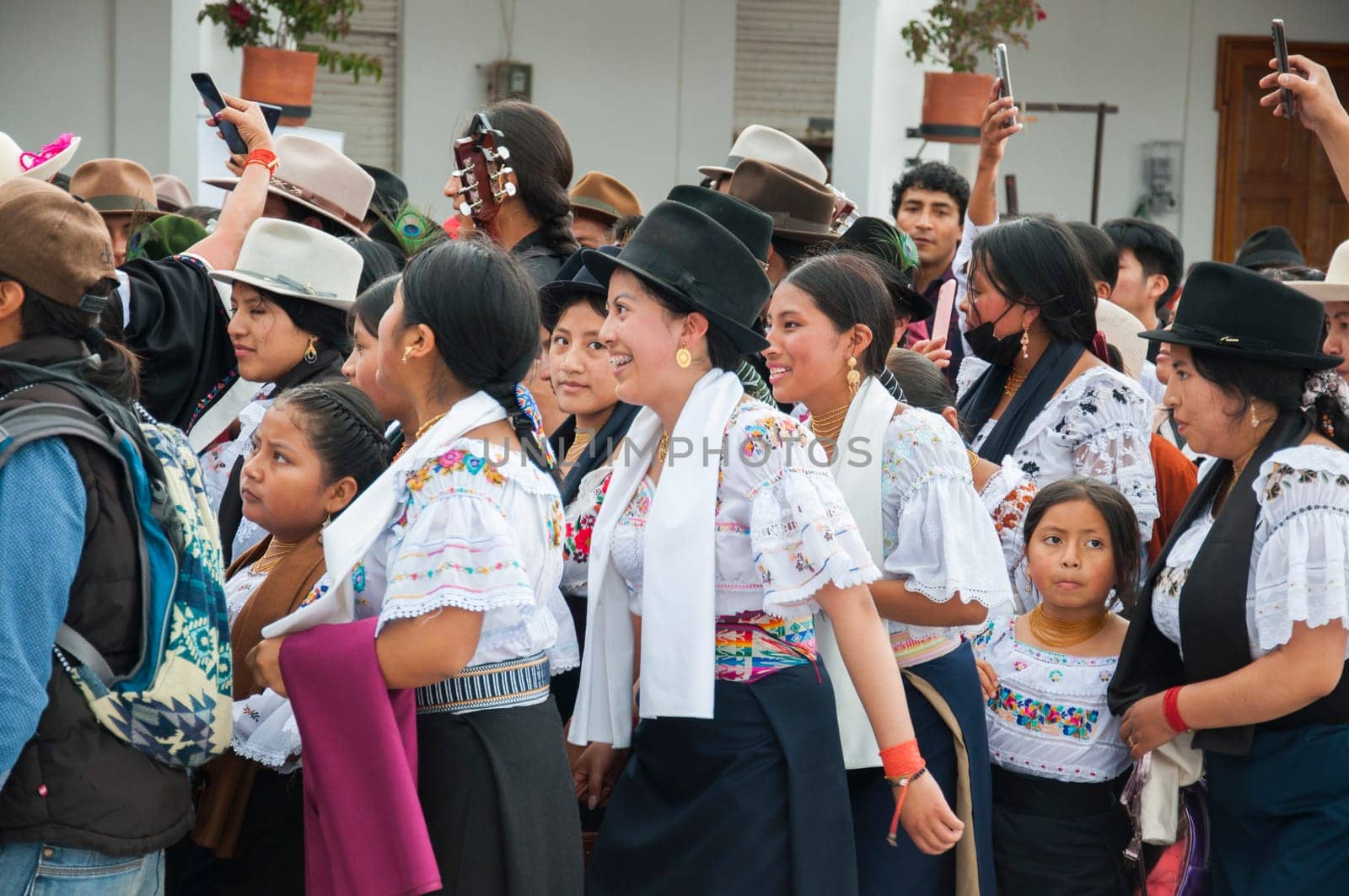 Otavalo, Ecuador - 24 de junio de 2023: indigenous women from otavalo dancing in a circle celebrating inti raymi. High quality photo