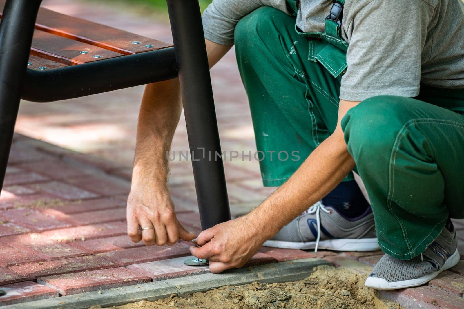 During the summer, benches in the park can be cleaned by maintenance workers from the company taking care of the square. New seating bowls just off the sidewalk.