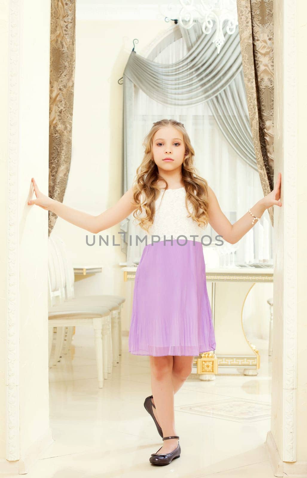 Image of smartly dressed proud girl posing in restaurant