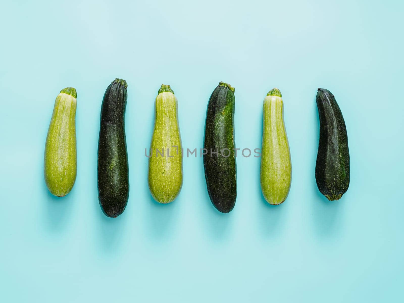 Row of green and dark zucchini by fascinadora