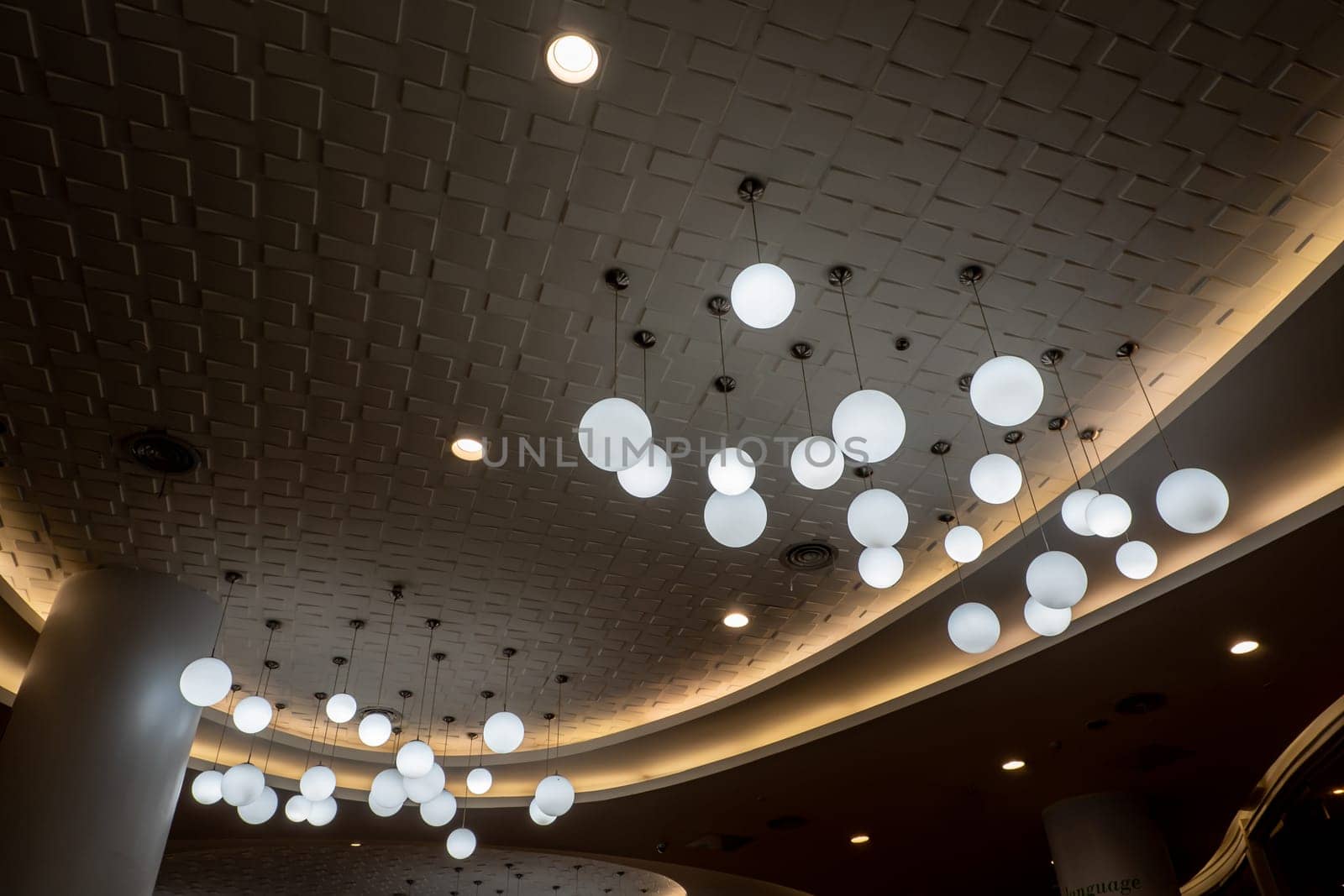 Round lamp, hanging alternating high and low, decorating the ceiling