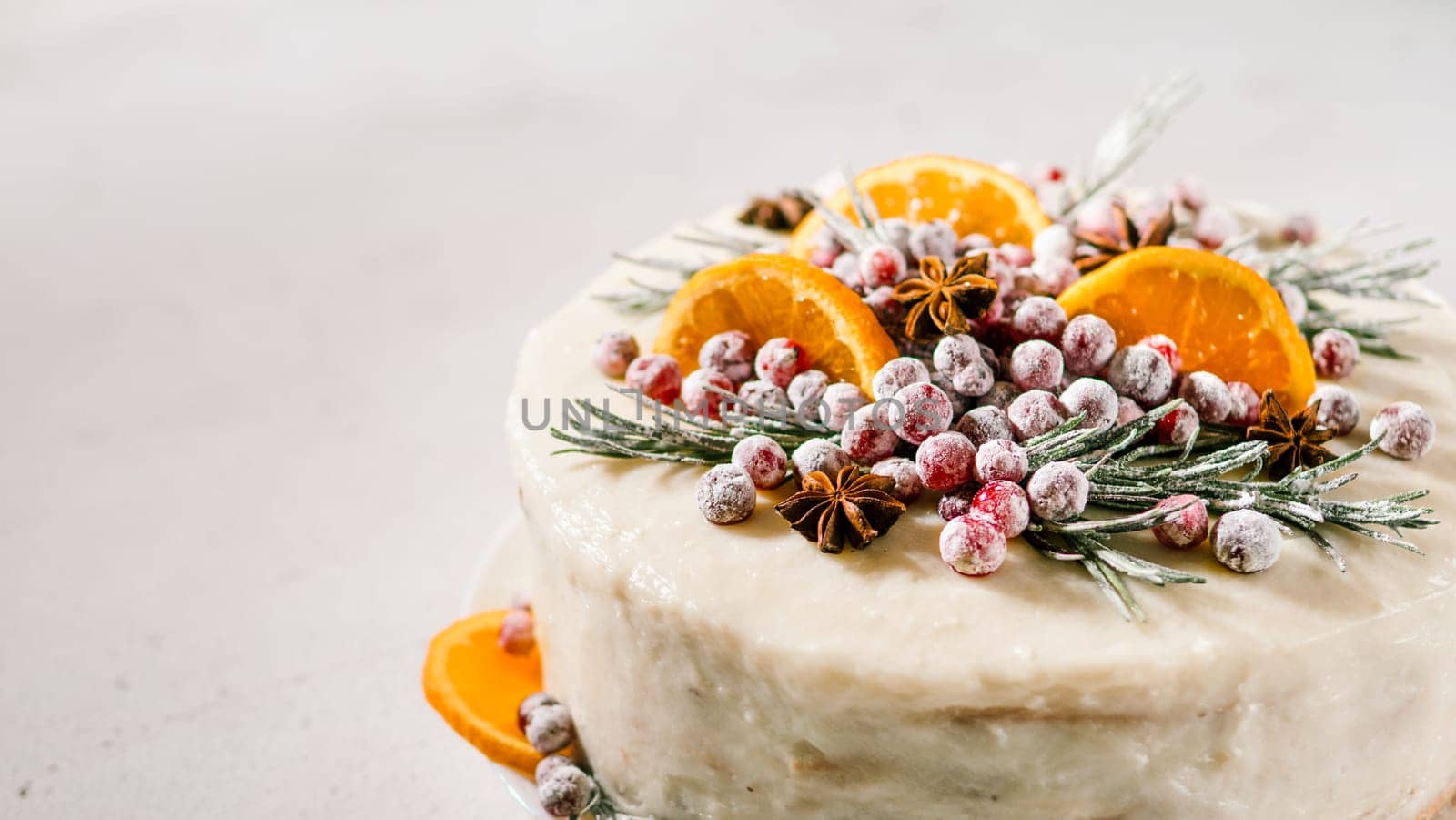 Christmas cake decorated cranberries by fascinadora