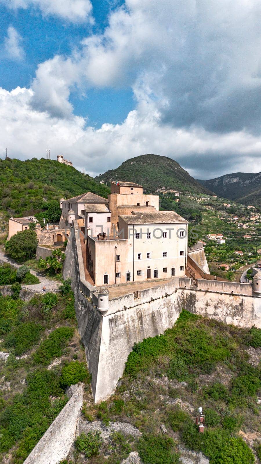 Castelfranco, a historic fortification in Finale Ligure by contas