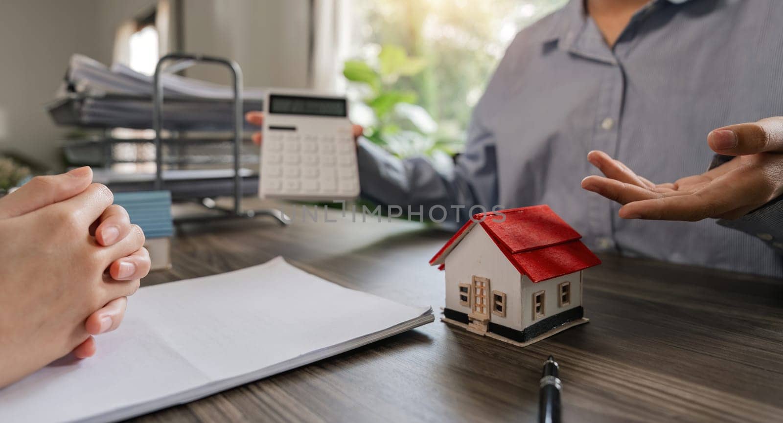 Real estate agents homes in the project to explain in detail to clients. Explain and present information about home and mortgage purchases. real estate trading ideas.