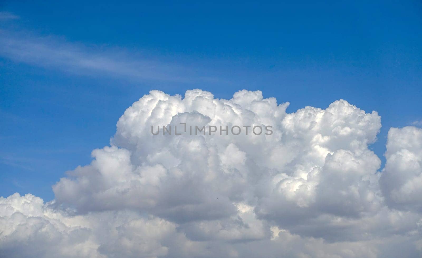 interesting cloud clusters in the sky, heavy rain clouds, interesting cloud shapes, wonderful white clouds that look like cotton,