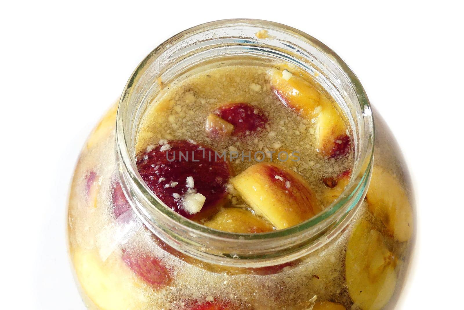 making homemade apple cider vinegar, a large jar of apple cider vinegar, making handmade natural apple cider vinegar,