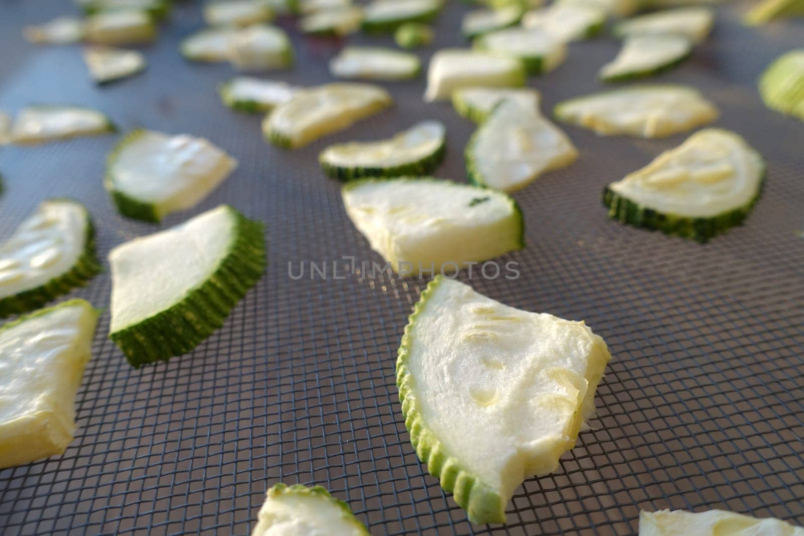 drying zucchini, drying vegetables in the sun, dried zucchini, drying sliced zucchini,