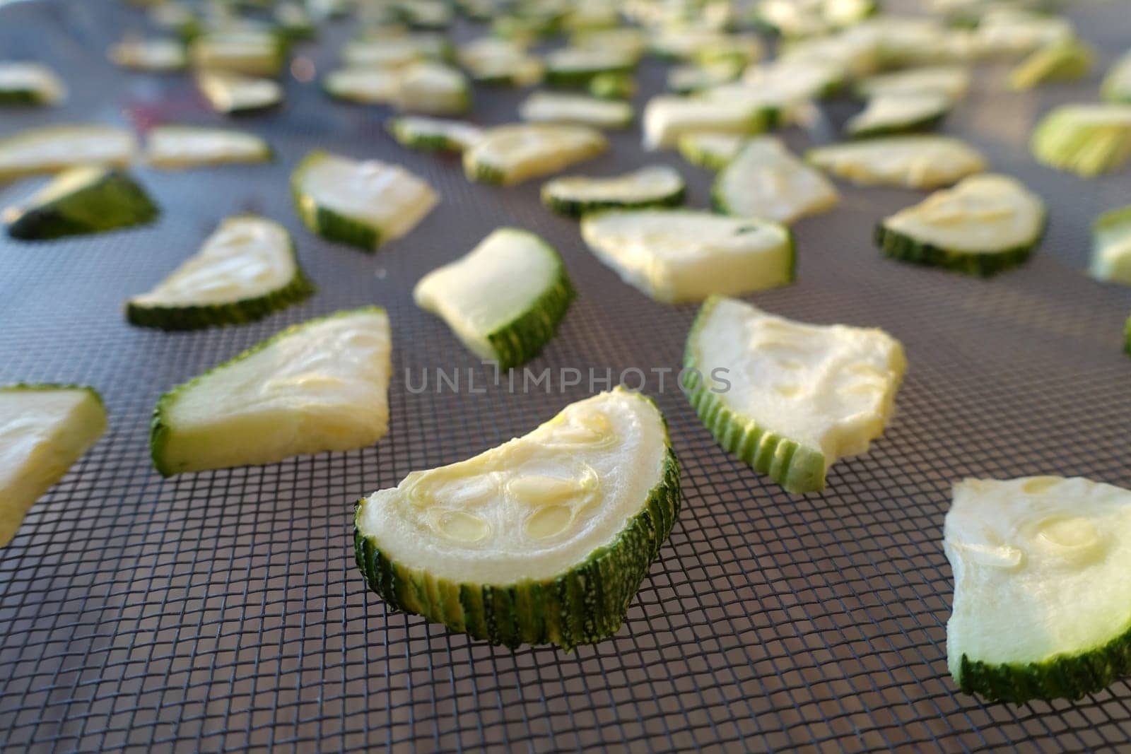 drying zucchini, drying vegetables in the sun, dried zucchini, drying sliced zucchini,