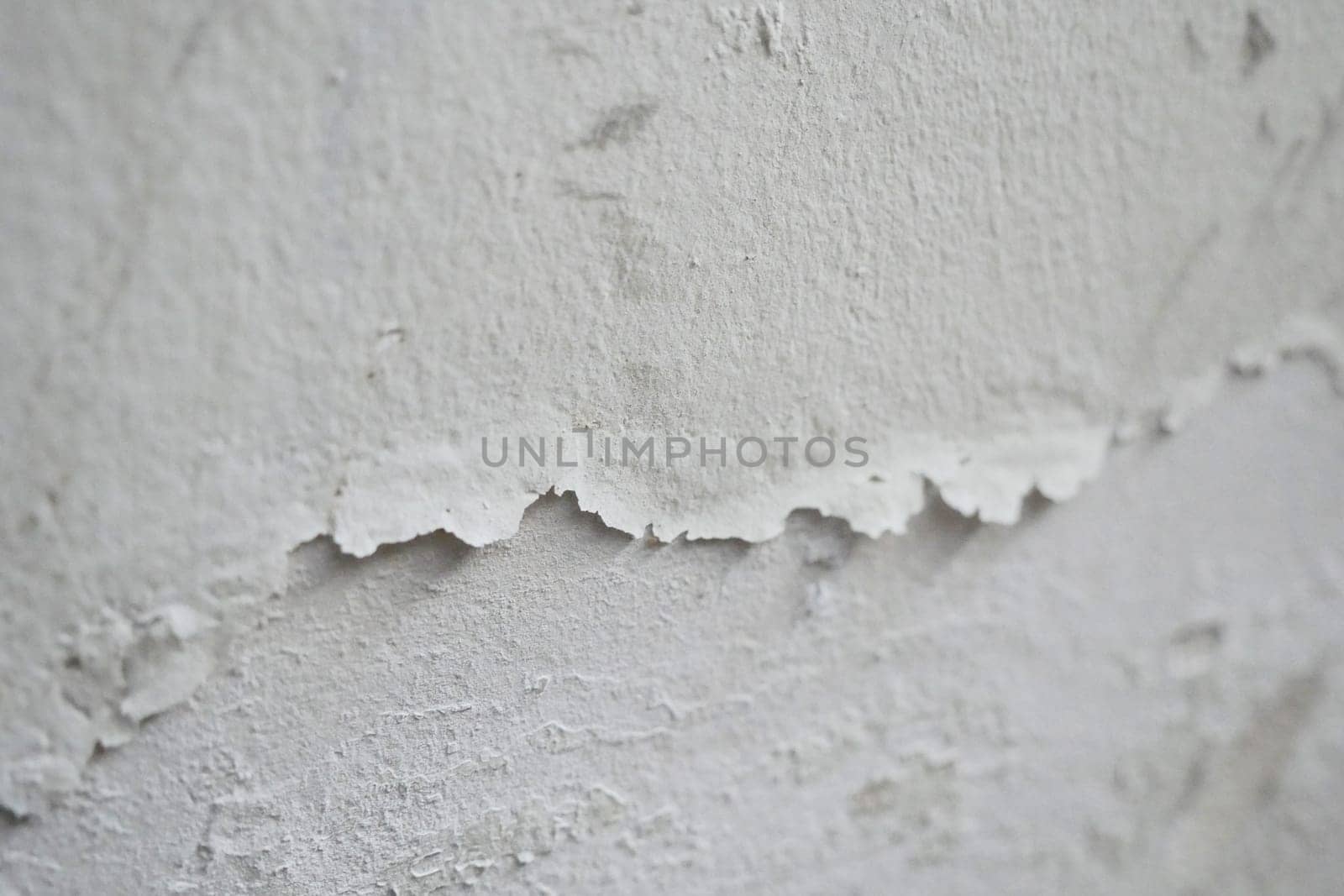 Paint swelling on the wall due to moisture, damp wall samples, damp wall and damage to the paint,