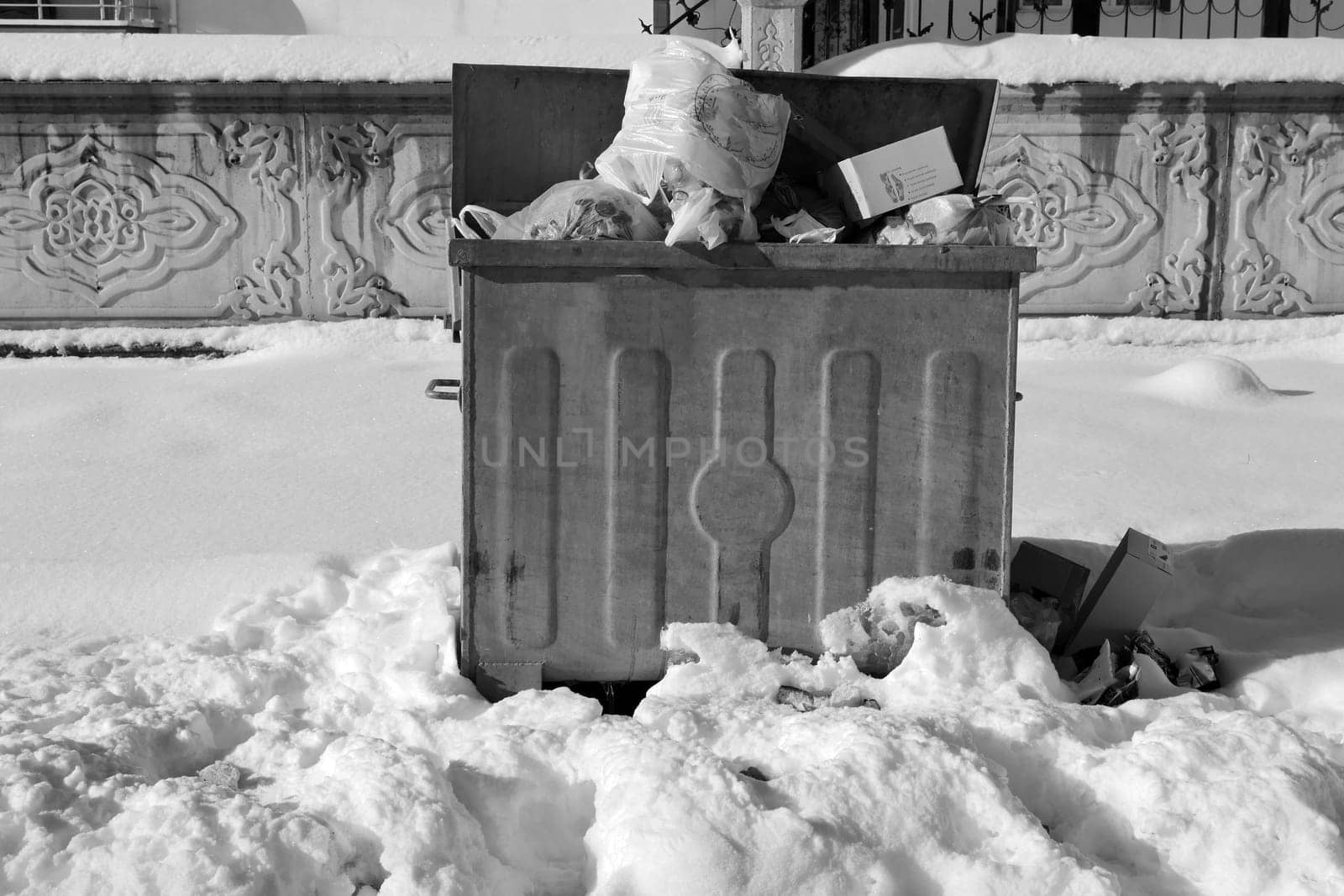 municipal cleaning works disrupted due to snowfall, wastes accumulating in garbage cans,