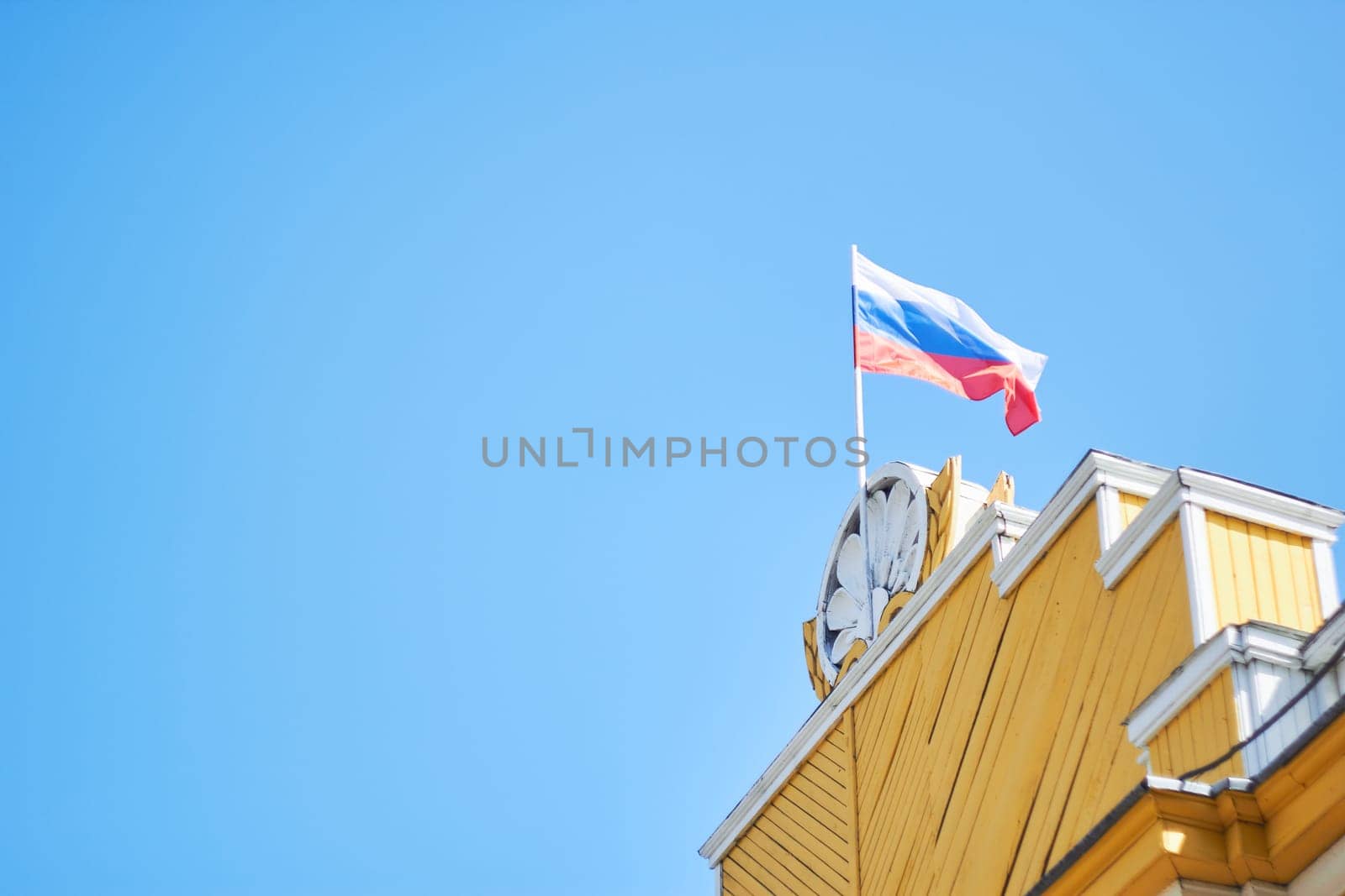 Photo Russian flag against blue sky on yellow by electrovenik