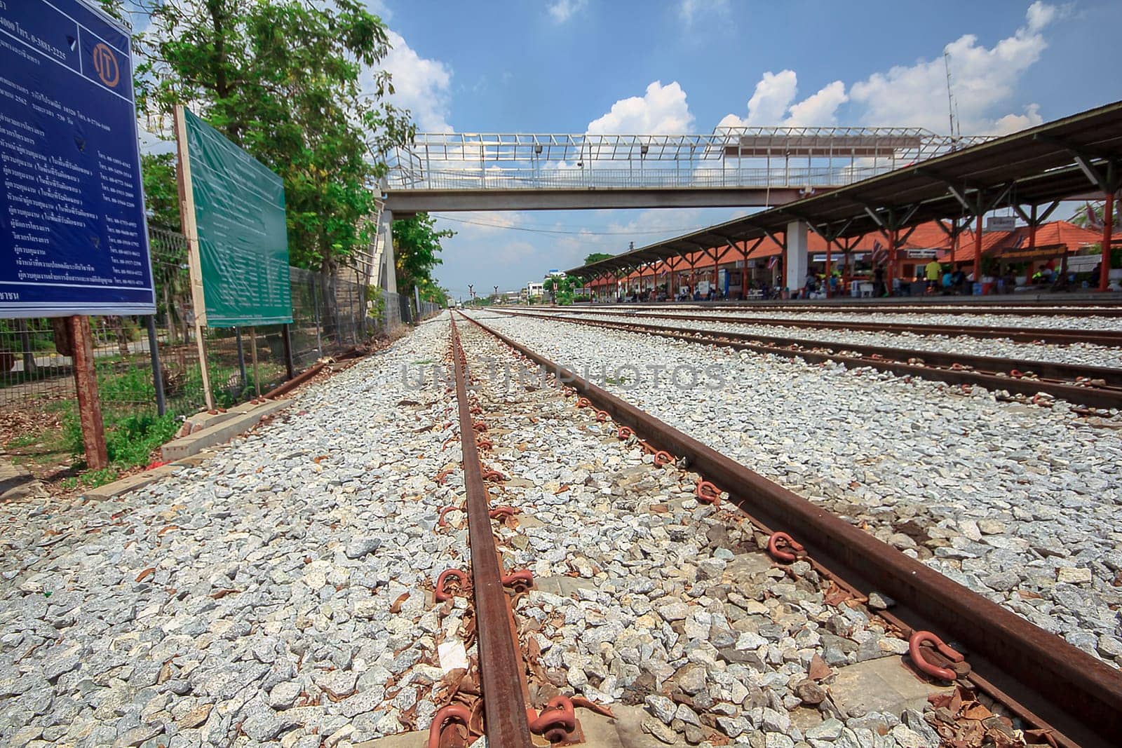 Thailand's railways are used for travel. Transport goods by train route