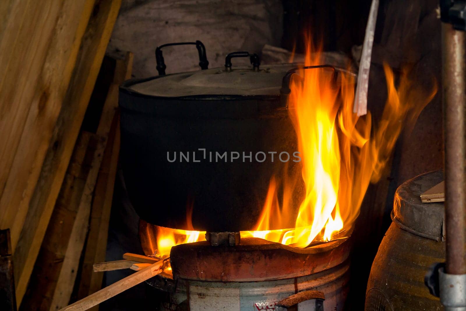 Rice pot on the fireplace