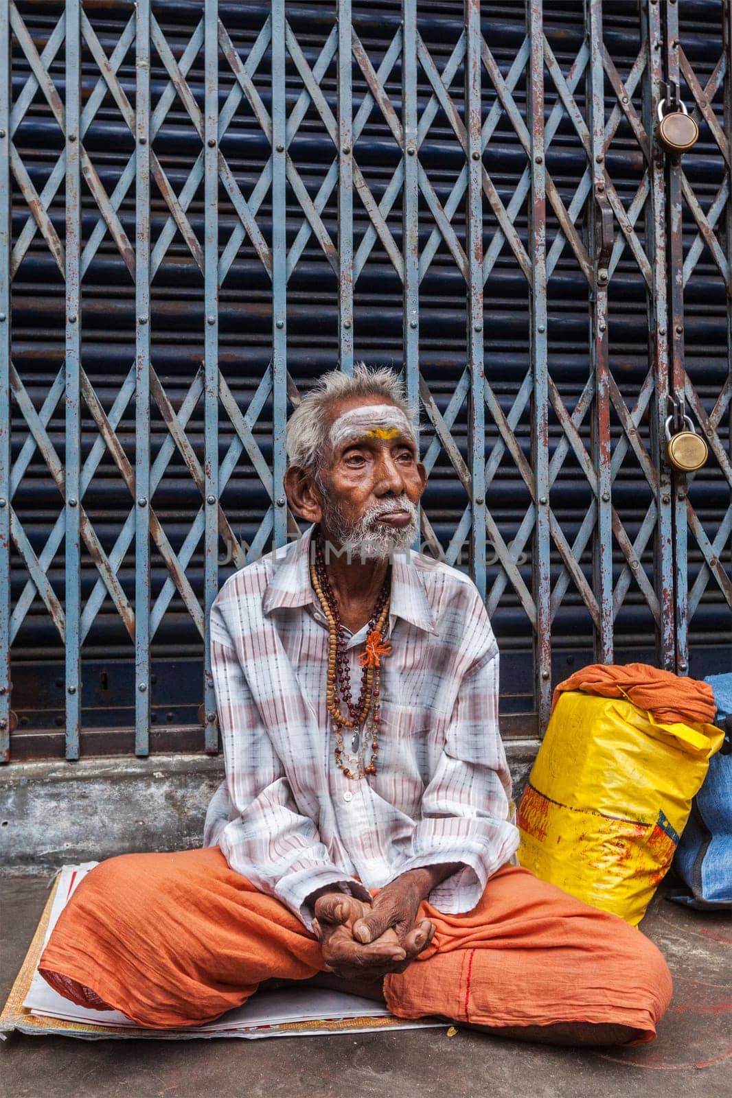 TIRUCHIRAPALLI, INDIA - FEBRUARY 14, 2013: Unidentified old Indian man in the street