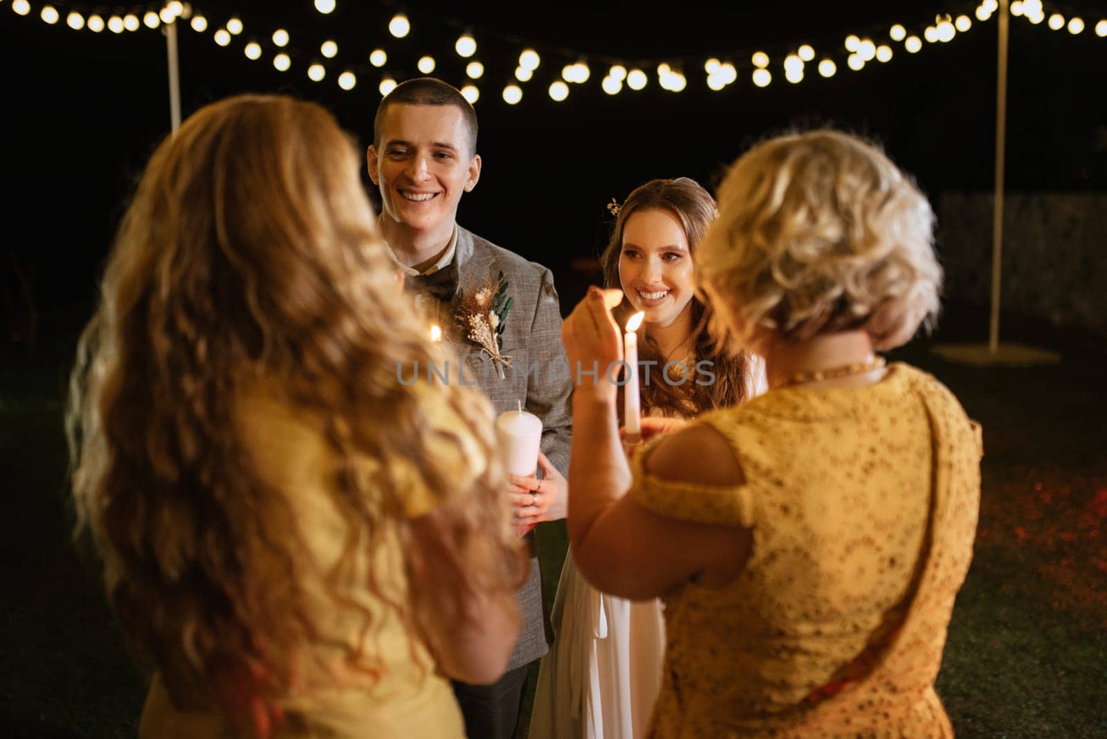 transfer of wedding fire with the help of candles from mothers to the newlyweds