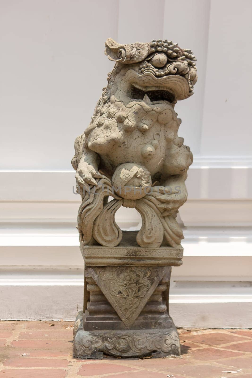 The lion-shaped stone carved in Chinese style