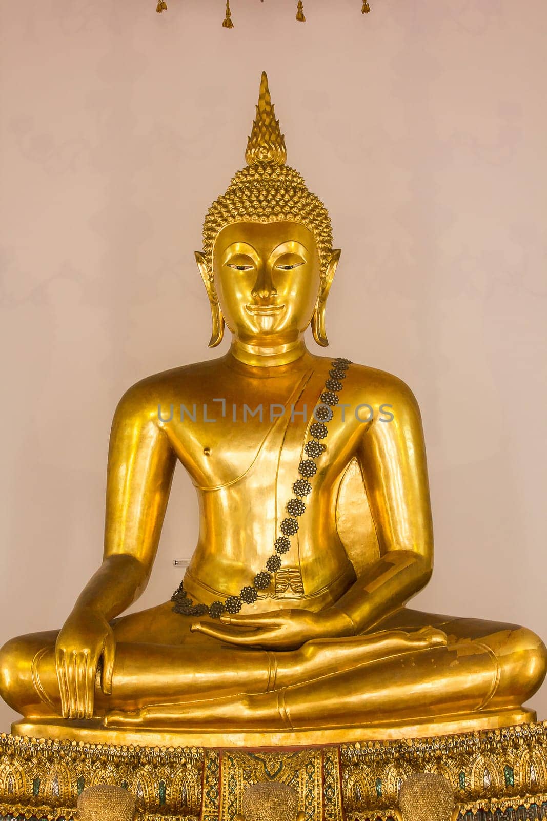 The Golden Buddha is beautiful that Buddhists worship.