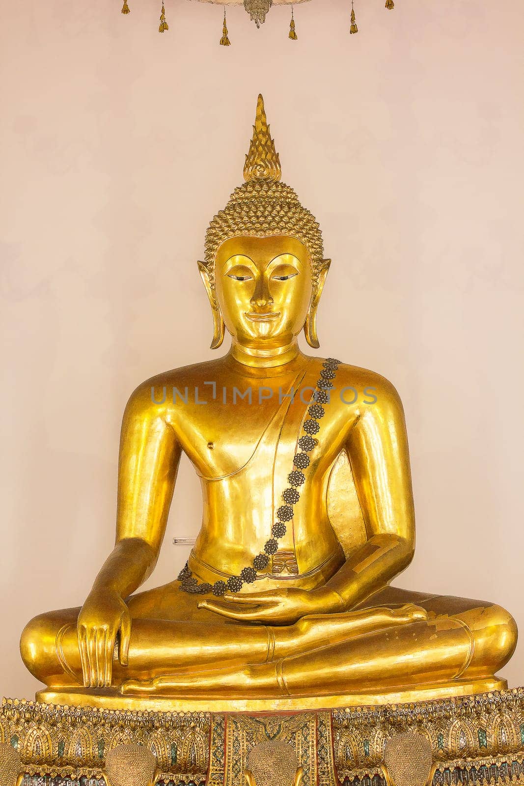 The Golden Buddha is beautiful that Buddhists worship.