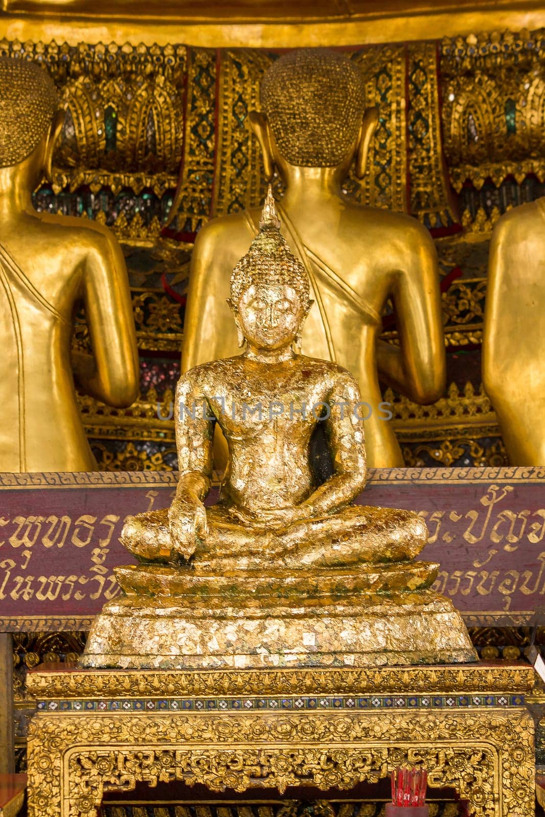 The Golden Buddha is beautiful that Buddhists worship.