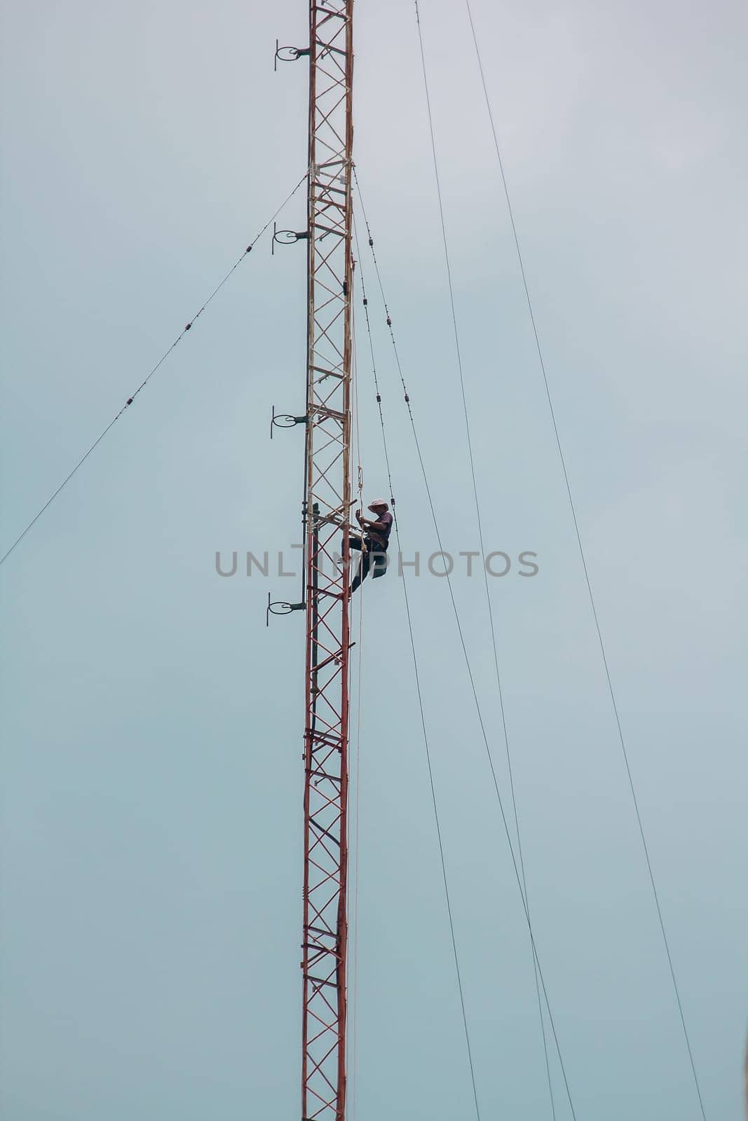 Men are climbing on the antenna. To install the device