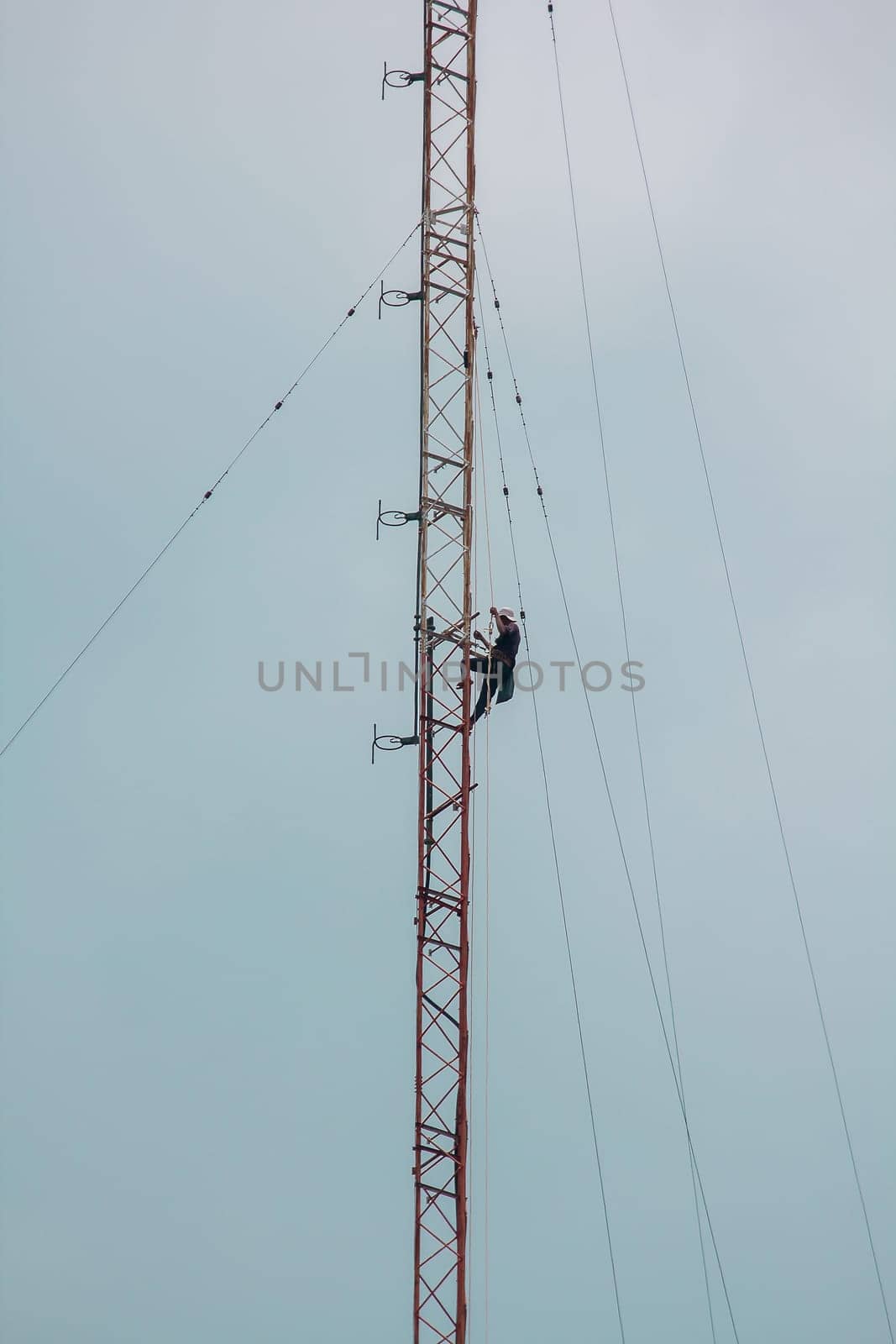 Men are climbing on the antenna. To install the device