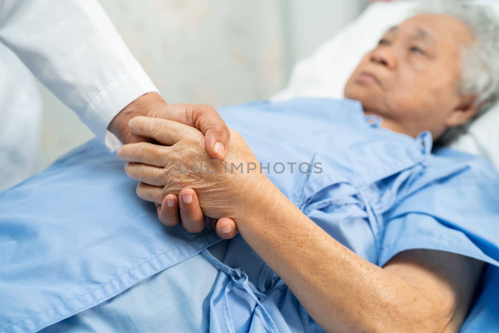 Doctor using stethoscope to checking the patient lie down on a bed in the hospital, healthy strong medical concept.