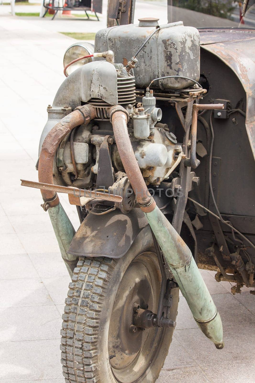 Vintage car engine on the front wheel.