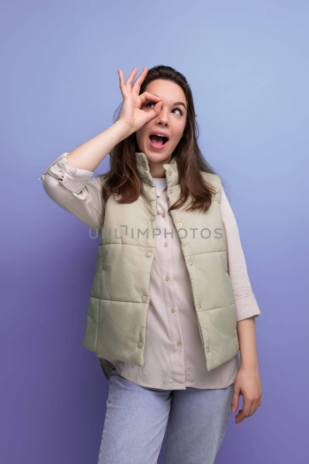 optimist smiling brunette young woman in casual style in studio.