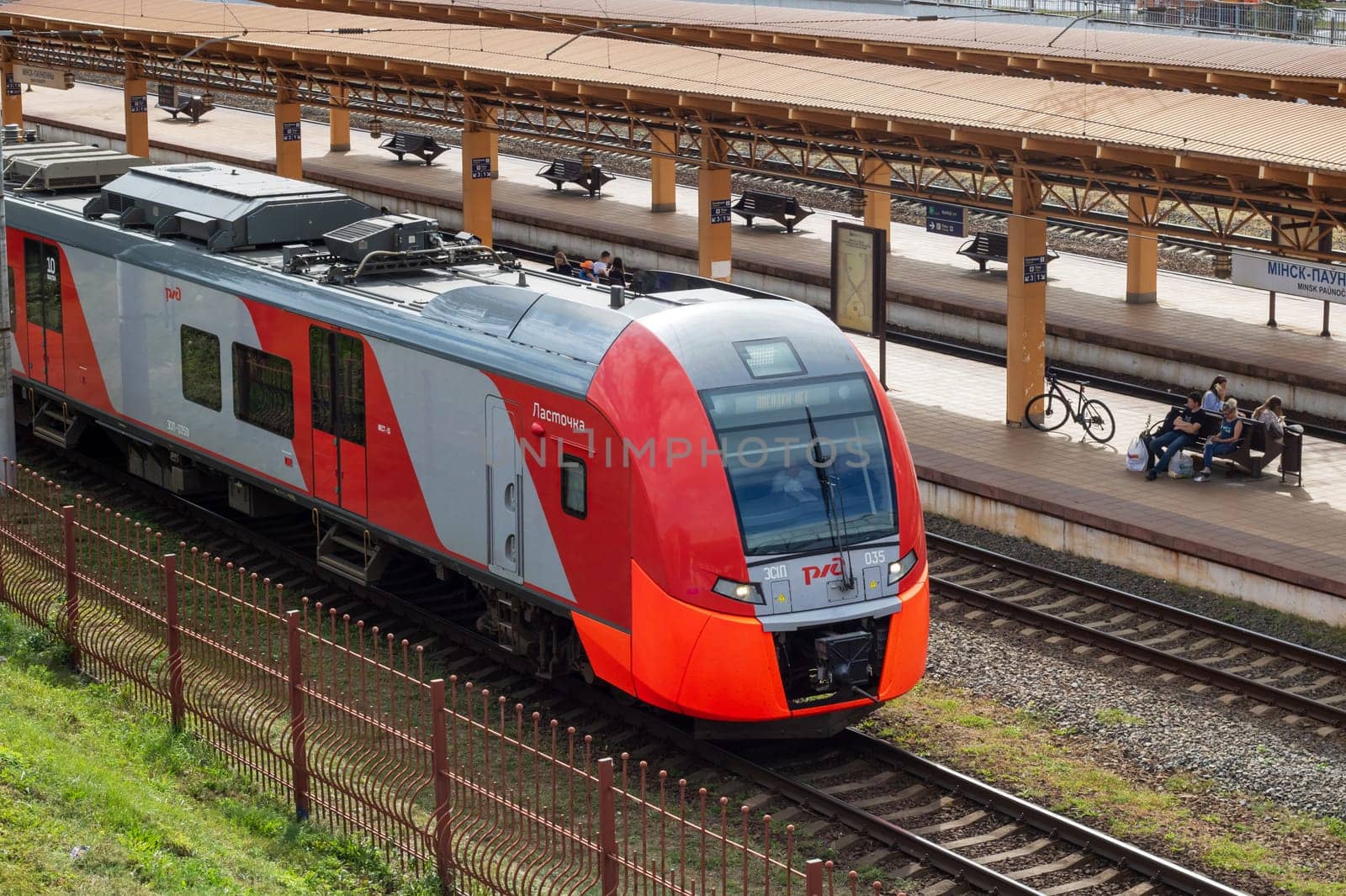 Minsk, Belarus - 9 september, 2023: Train on tracks at station by Vera1703