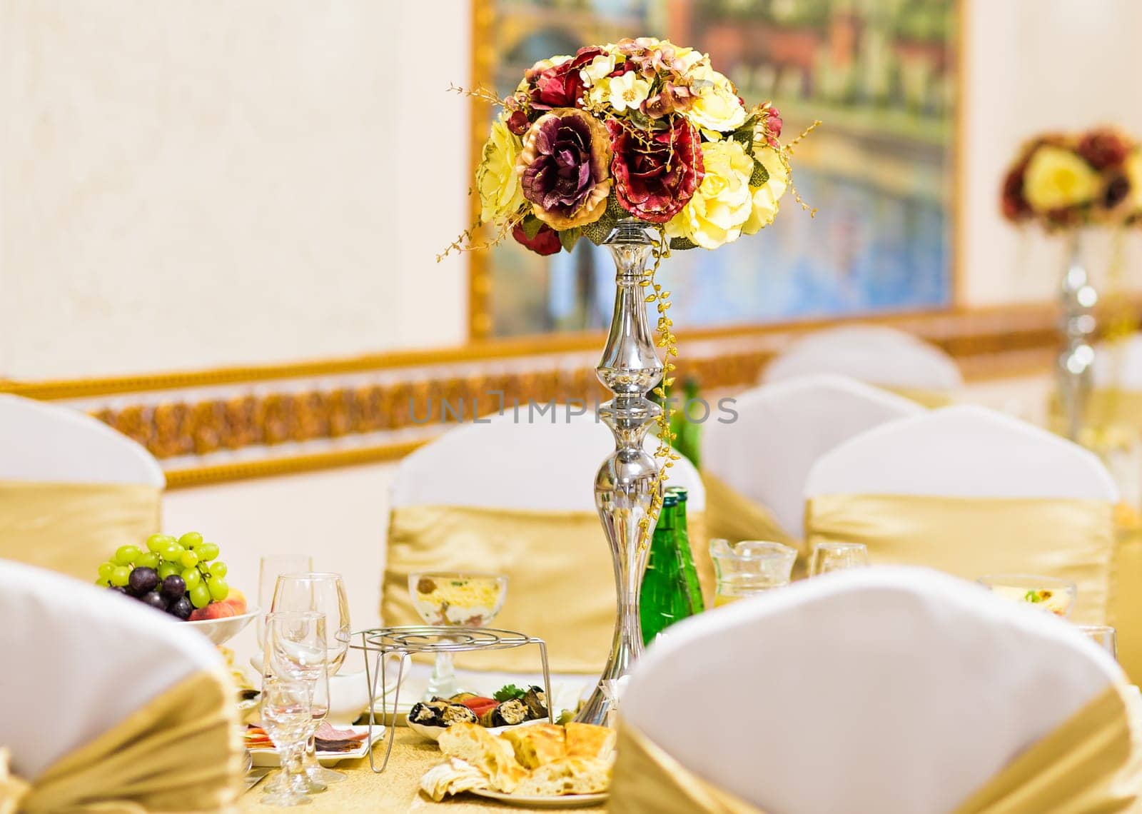 Floral decoration on festive table. floral arrangement in the design of a festive table