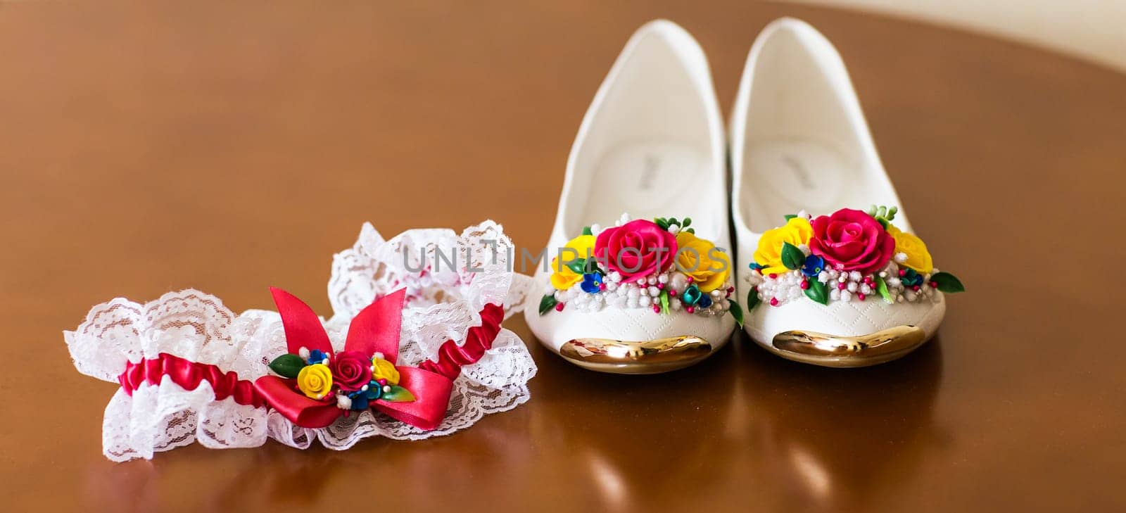 Elegant white flat shoes for women by Satura86