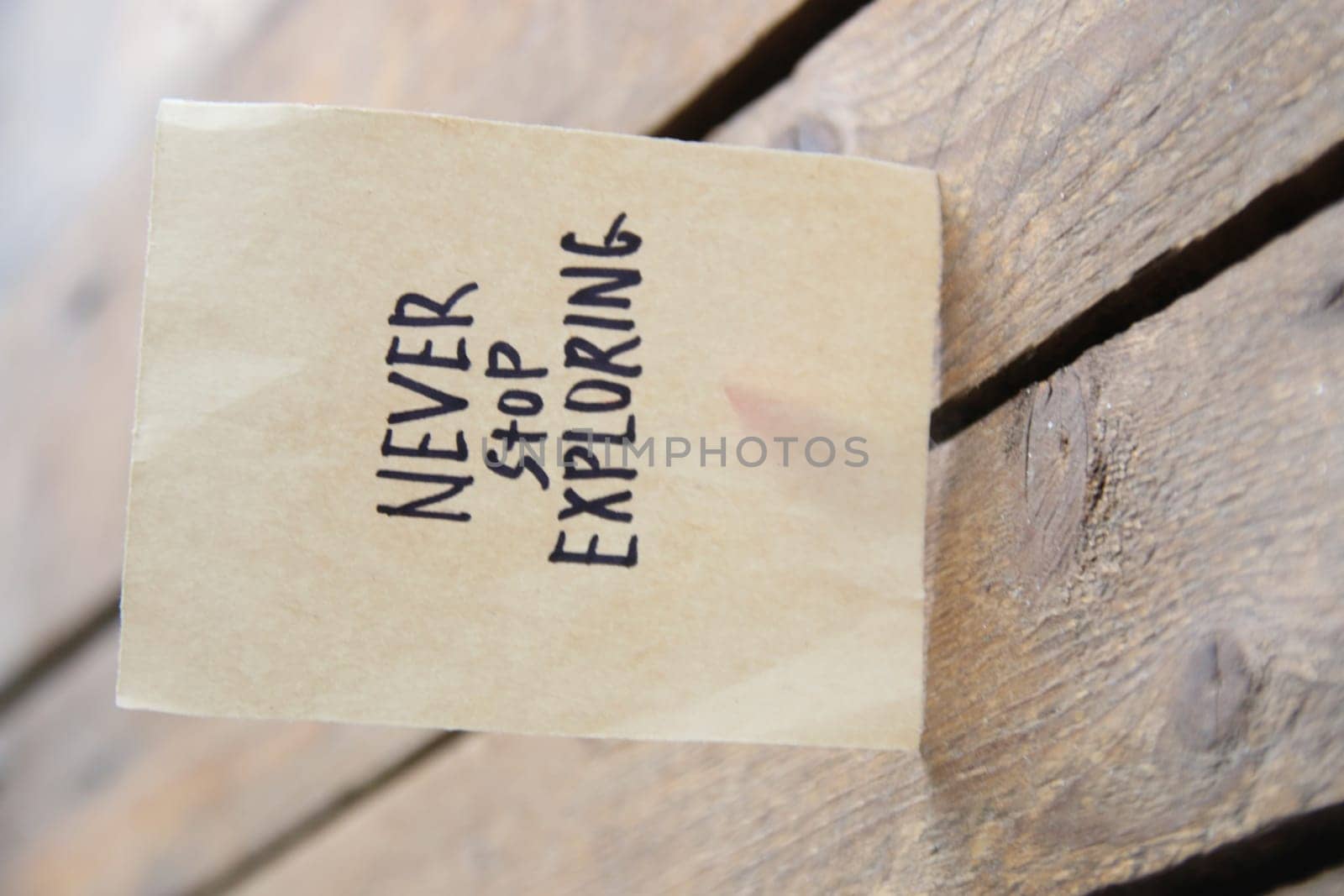 Question mark. A hand holds a tag with an inscription. High quality photo