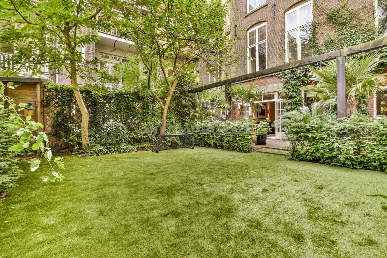 an outdoor area with green grass and trees in the fore - image via wikid com / flickonm